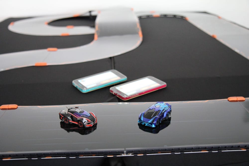 IMG_0337 mit Handy gesteuertes Autorennen namens Anki Overdrive